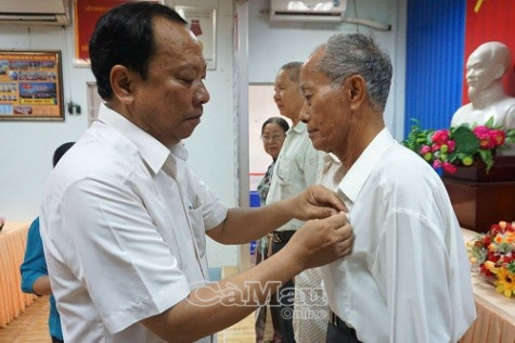 Trao 18 Huy hiệu Đảng cho đảng viên Phường 5