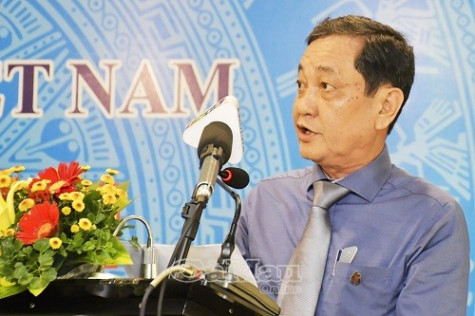 Sắm tròn hai vai của một nhà báo