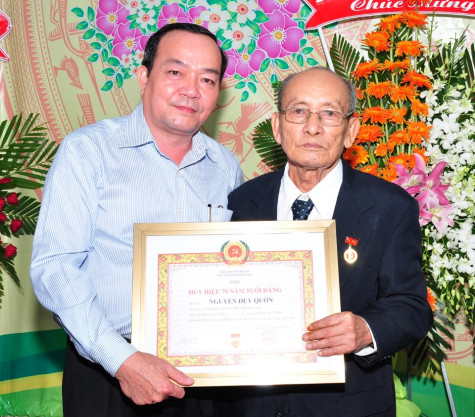 Trao huy hiệu 70 tuổi Đảng cho đồng chí Nguyễn Duy Quờn