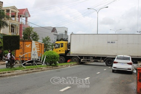 Xe tải tông vào dải phân cách, gây ách tắc giao thông