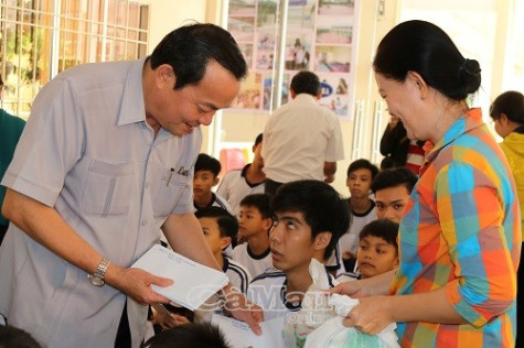 Lãnh đạo tỉnh thăm, tặng quà dịp Tết Trung thu