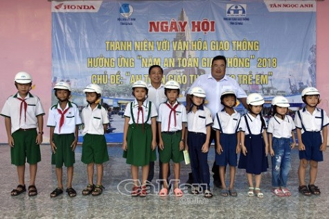 Tặng học sinh Cái Nước 200 mũ bảo hiểm