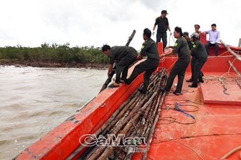 Ngọc Hiển khó khăn giải toả chướng ngại vật trên sông