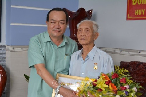 Trao huy Hiệu 70 năm tuổi Đảng cho đảng viên Tô Thành Long