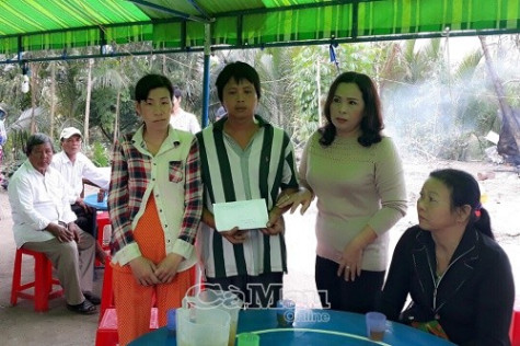 Trao tiền hỗ trợ gia đình cháu bé tử vong trong vụ cháy nhà