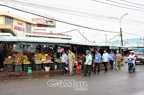 Lập lại trật tự mua bán tại chợ Phường 7