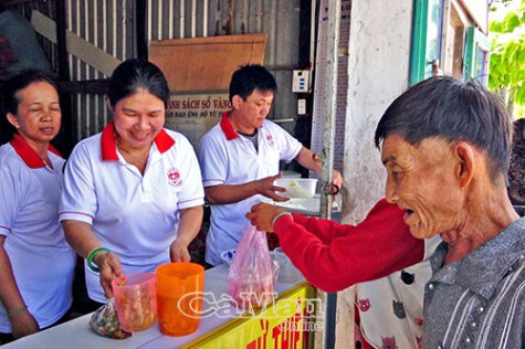 Những suất cơm nghĩa tình