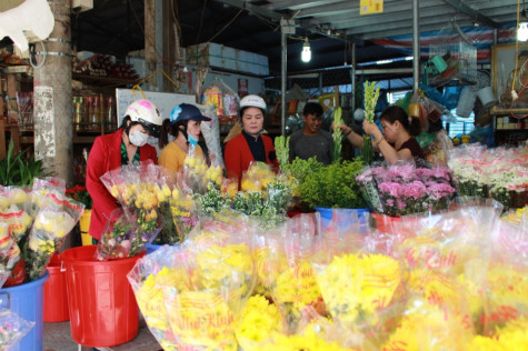 Hoa tươi, trái cây đắt hàng trong dịp rằm tháng Mười