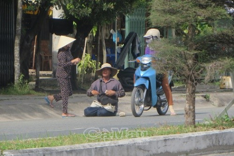 Lật mặt kẻ giả danh tàn tật “móc túi” người qua đường