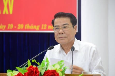 Hoàn thiện hệ thống chính trị; nâng chất toàn diện nguồn nhân lực và tái cơ cấu kinh tế