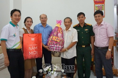 Thăm, tặng quà nguyên lãnh đạo tỉnh qua các thời kỳ