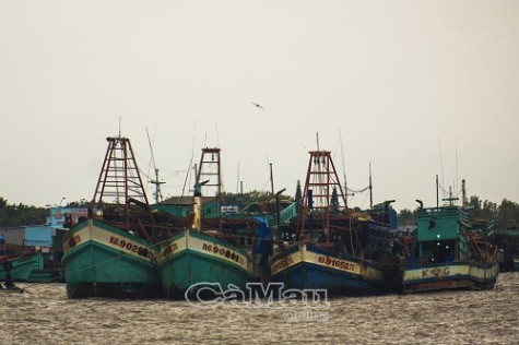 Thị trấn Sông Đốc khá vắng vẻ những ngày mưa bão