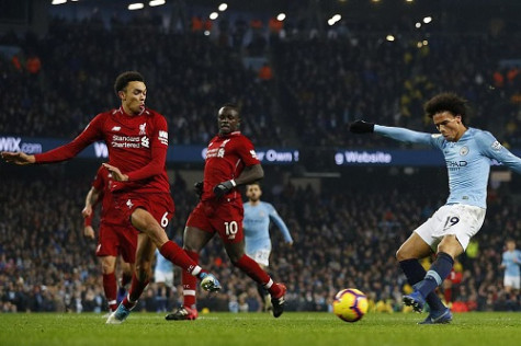 Thắng kịch tính Liverpool, Man City thu hẹp khoảng cách