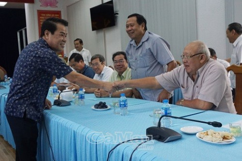 Họp mặt cán bộ nghỉ hưu qua các nhiệm kỳ