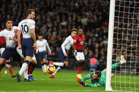 Thủ thành David de Gea "hóa siêu nhân", Man Utd có thêm chiến thắng