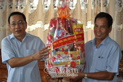Thăm và tặng quà nguyên lãnh đạo tỉnh nhân Tết Kỷ Hợi