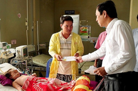 Thăm, tặng quà cho các bệnh nhân lưu bệnh