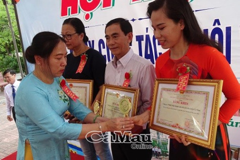 Biểu dương những người làm công tác xã hội