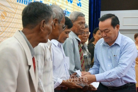 Trao hơn 3.500 suất quà cùng đồng bào Khmer đón Tết Chôl Chnăm Thmây
