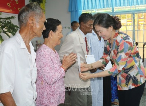 Phó chủ tịch Uỷ ban Trung ương MTTQ Việt Nam thăm, chúc tết Chôl Chnăm Thmây