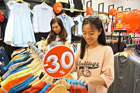 Nhộn nhịp giảm giá ngày lễ