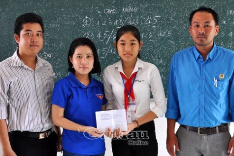 Chi đoàn Báo Cà Mau trao học bổng cho em Nguyễn Ngọc Thảo