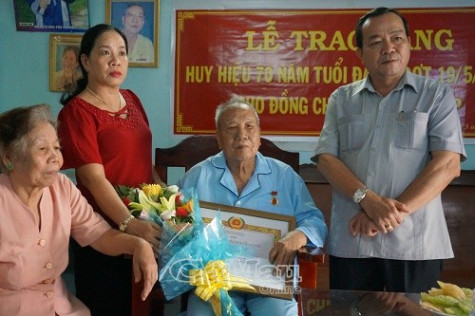 Trao Huy hiệu 70 năm tuổi Đảng cho đảng viên Huỳnh Hữu Tập