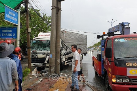 TP. Cà Mau: tránh xe ngay giao lộ, xe tải tông vào cột điện