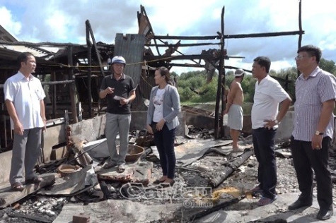 Hỗ trợ 3 gia đình bị hoả hoạn ở Cái Đôi Vàm hơn 20 triệu đồng