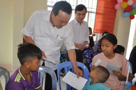 Thăm, tặng quà trẻ em có hoàn cảnh khó khăn, trẻ mồ côi