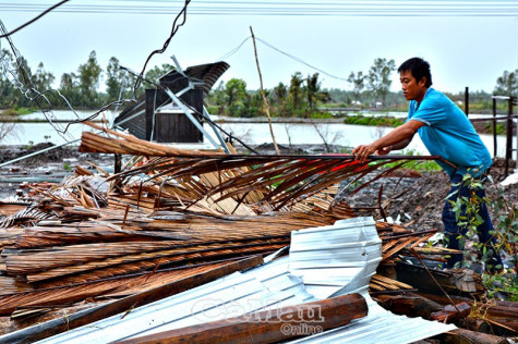 Giúp dân khắc phục thiệt hại do dông lốc