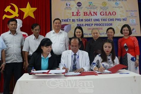 Bàn giao máy tầm soát ung thư cổ tử cung cho Bệnh viện Sản Nhi Cà Mau