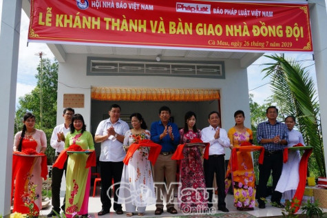 Bàn giao Nhà đồng đội cho vợ Anh hùng LLVTND - Nhà báo - Liệt sĩ Nguyễn Mai