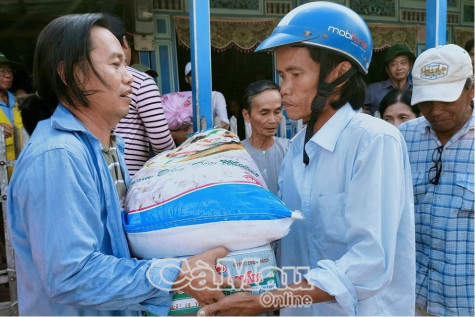 Tặng 300 suất quà cho các gia đình gặp khó khăn