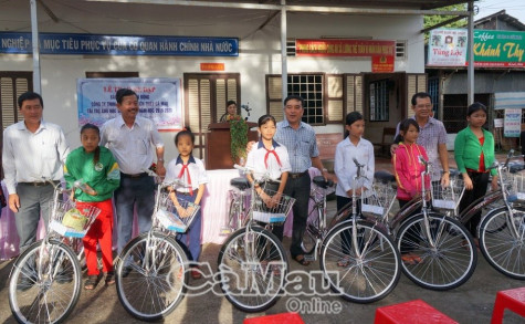 Trao 124 xe đạp cho học sinh nghèo hiếu học