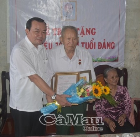 Trao huy hiệu 70 năm tuổi đảng cho đồng chí Nguyễn Văn Thành