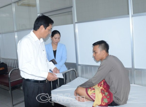 Phó chủ tịch UBND tỉnh Trần Hồng Quân ân cần thăm hỏi nạn nhân vụ hoả hoạn