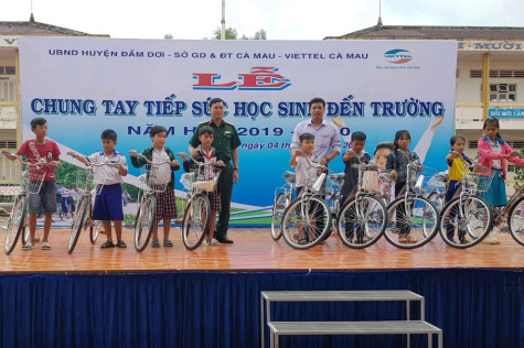 Viettel Cà Mau trao học bổng các em học sinh nghèo hiếu học