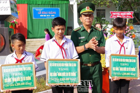 BĐBP Cà Mau: trao hơn 175 triệu đồng cho học sinh nghèo vùng biên