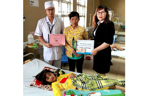 Tình người sau cánh cổng bệnh viện