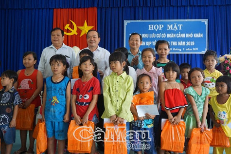 Thăm, tặng quà Trung thu cho trẻ có hoàn cảnh khó khăn