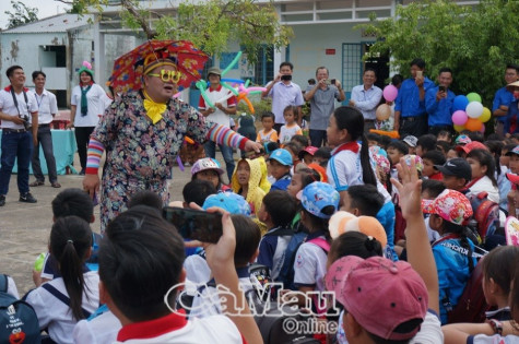 Vui tết Trung trung cùng học sinh tiểu học Tân Phú