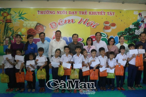 Thăm, tặng quà trung thu cho trẻ hoàn cảnh đặc biệt