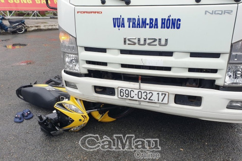 Xe tải va chạm mô tô, một người bị thương