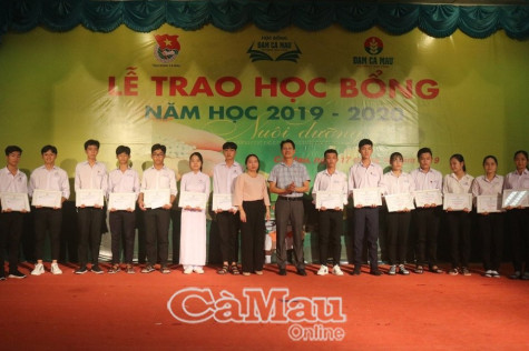 Đạm Cà Mau trao học bổng cho học sinh nghèo