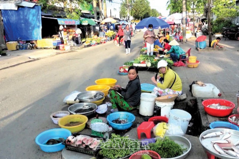 Sắp xếp trật tự chợ tự phát