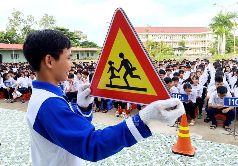 Chương trình “An toàn giao thông cho nụ cười ngày mai”  đến với trường THPT Nguyễn Việt Khái