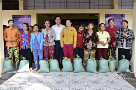 Tặng 1,5 tấn gạo cho hộ nghèo nhân ngày hội Đại đoàn kết