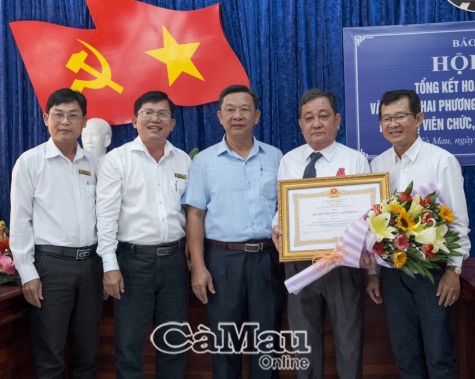 Nhà báo Nguyễn Bé đón nhận Huân chương Lao động hạng Ba