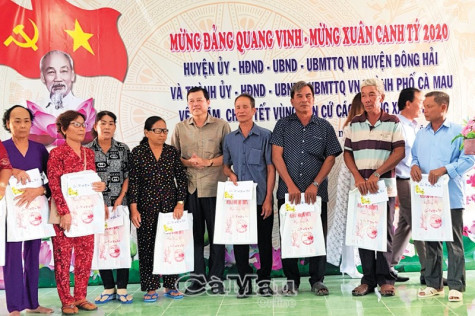 Mang niềm vui đến vùng căn cứ